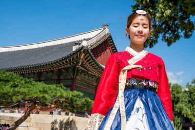 穿着韩国传统服装的女人